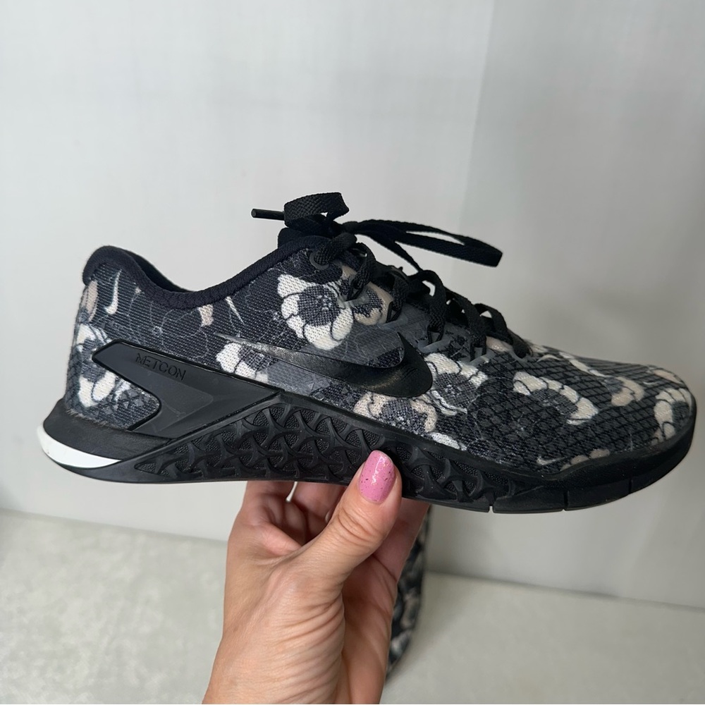 Nike 🌻 Women's Black and White Floral Metcon  Sneakers Sz 7.5 - Picture 2 of 8